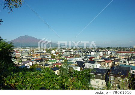 仏舎利塔から望む岩木山と弘前市の町並み 79631610