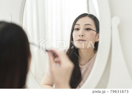 アイメイクする女性 79631673