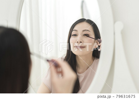 アイメイクする女性 79631675