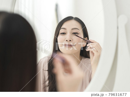 アイメイクする女性 79631677