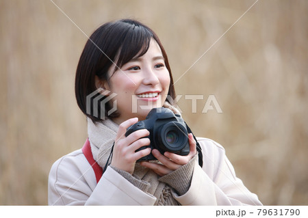 写真を撮る女性 写真を撮る女性 79631790