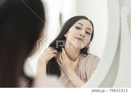 首を気にする女性 首を気にする女性 79631813
