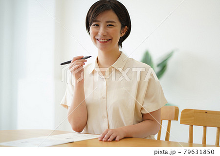 筆ペンの練習をする女性 筆ペンの練習をする女性 79631850