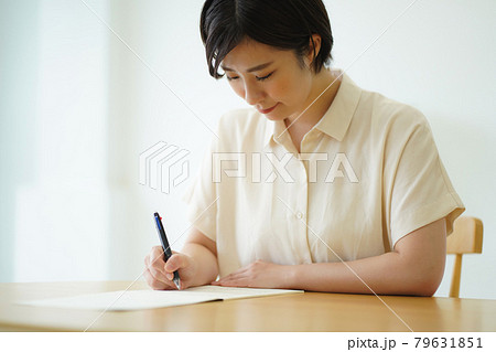 ボールペン字の練習をする女性 79631851