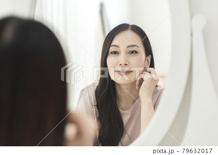 肌を気にする女性 肌を気にする女性 79632017