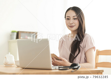 ノートパソコンと若い女性 ノートパソコンと若い女性 79632285