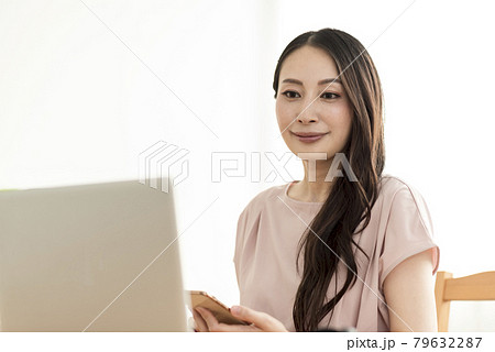 ノートパソコンと若い女性 ノートパソコンと若い女性 79632287