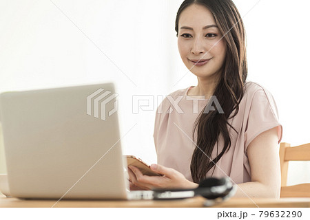 ノートパソコンと若い女性 79632290
