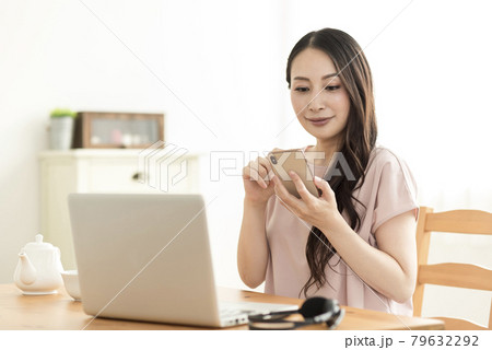 ノートパソコンと若い女性 ノートパソコンと若い女性 79632292
