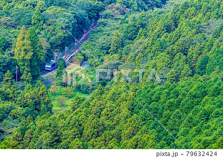 山中を走る皿倉山ケーブルカー 79632424