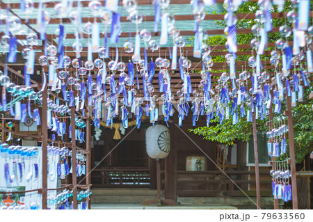 大阪府三島郡島本町の水無瀬神宮の風鈴を撮影したもの 79633560