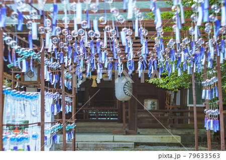 大阪府三島郡島本町の水無瀬神宮の風鈴を撮影したもの 大阪府三島郡島本町の水無瀬神宮の風鈴を撮影したもの 79633563