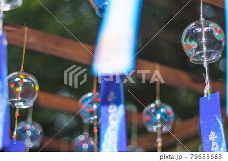 大阪府三島郡島本町の水無瀬神宮の風鈴を撮影したもの 大阪府三島郡島本町の水無瀬神宮の風鈴を撮影したもの 79633683