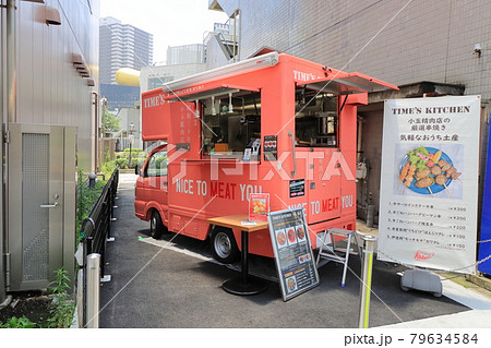 住宅街のキッチンカー　テイクアウト　各国料理　路地裏 79634584