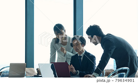 ミーティングするビジネスグループ 79634901