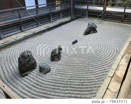 京都の石庭　渦巻 79635571