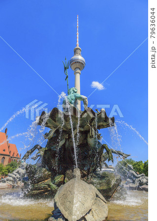 View on Neptun fountain in Berlin 79636044