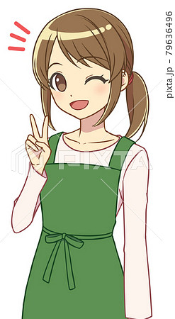 ピースをするエプロンの女性 79636496