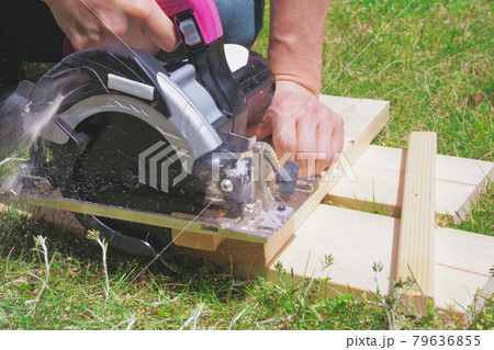 電動工具、丸のこでDIY 79636855