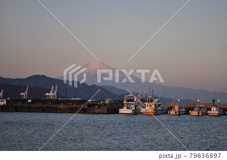 夕暮れの港からの富士山 79636897