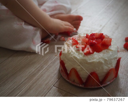 1歳の誕生日をスマッシュケーキでお祝い 79637267
