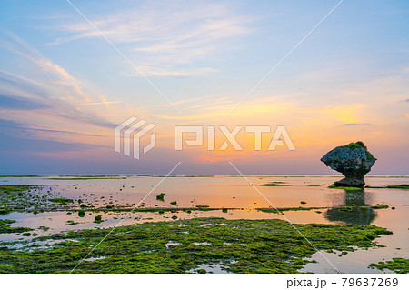 【沖縄県】夕暮れの海岸 【沖縄県】夕暮れの海岸 79637269