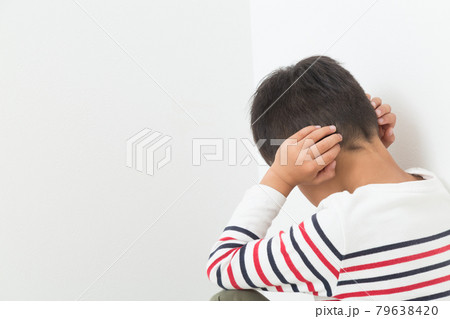 耳を塞ぐ子供 79638420