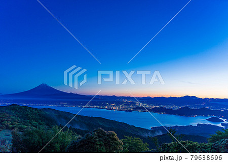 （静岡県）金冠山から望む、駿河湾越しの富士山　夜明け 79638696