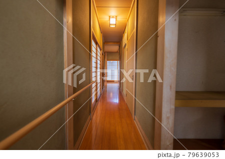 日本建築の注文住宅　廊下 79639053