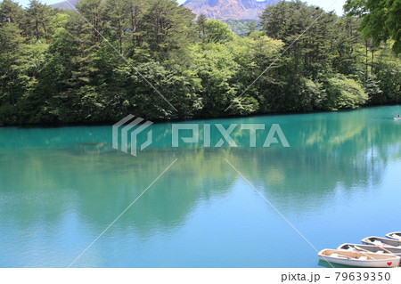 エメラルドグリーンの毘沙門沼とボート 79639350