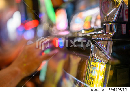 パチンコ スロットを遊戯している手元(アウトフォーカス) パチンコ スロットを遊戯している手元(アウトフォーカス) 79640356
