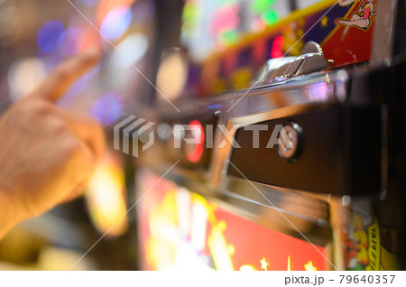 パチンコ スロットを遊戯している手元(アウトフォーカス) パチンコ スロットを遊戯している手元(アウトフォーカス) 79640357