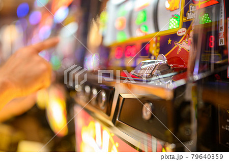パチンコ スロットを遊戯している手元（アウトフォーカス） 79640359