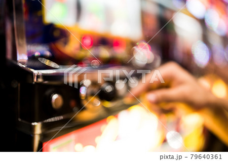 パチンコ スロットを遊戯している手元（アウトフォーカス） 79640361