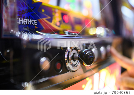 パチンコ スロットを遊戯している手元（アウトフォーカス） 79640362