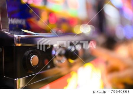 パチンコ スロットを遊戯している手元(アウトフォーカス) パチンコ スロットを遊戯している手元(アウトフォーカス) 79640363