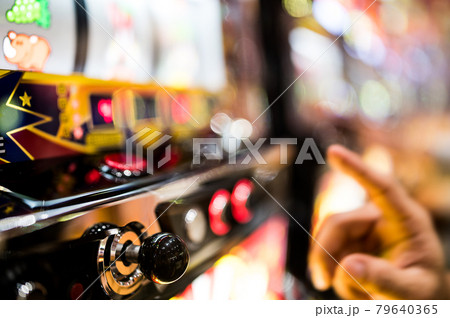 パチンコ スロットを遊戯している手元(アウトフォーカス) パチンコ スロットを遊戯している手元(アウトフォーカス) 79640365
