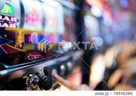 パチンコ スロットを遊戯している手元（アウトフォーカス） 79640366