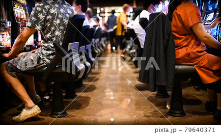 パチンコ パチスロを遊技する人々 パチンコ パチスロを遊技する人々 79640371