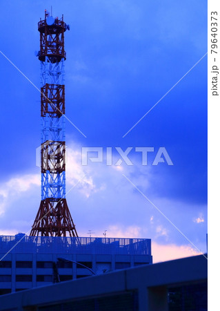 夕暮れにそびえたつ塔 夕暮れにそびえたつ塔 79640373