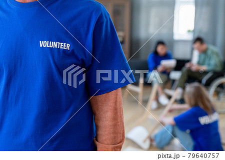 Midsection of female volunteer in blue t-shirt 79640757