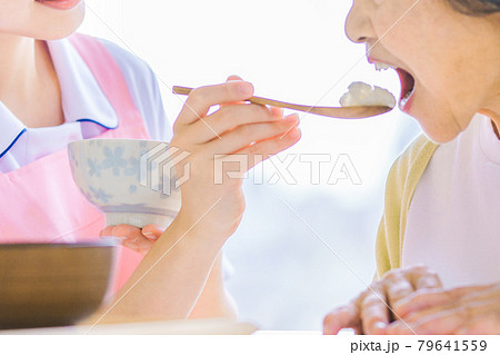 シニアの食事介助をする介護スタッフ 79641559