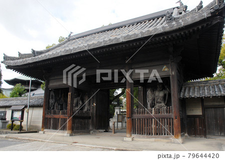 斑鳩寺　仁王門　兵庫県太子町 79644420