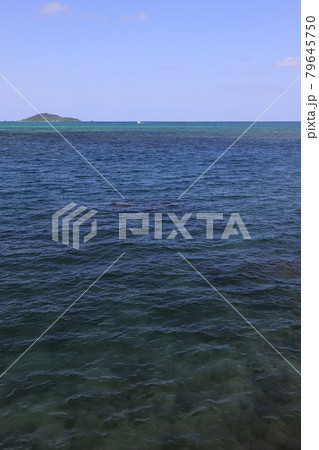 沖縄　宮古島　島尻港から望む大神島 79645750