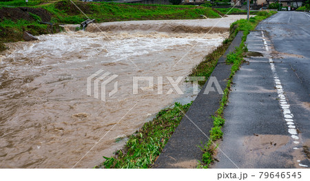 豪雨の後の河川の濁流　豪雨で溢れかえった河川 79646545