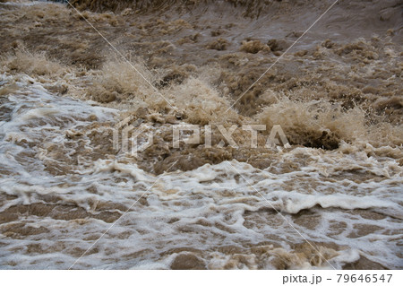 豪雨の後の河川の濁流 79646547