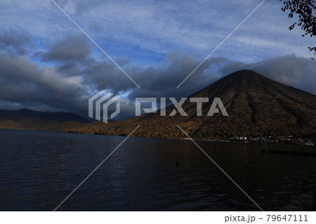 日光の中禅寺湖の八丁出島の紅葉 日光の中禅寺湖の八丁出島の紅葉 79647111
