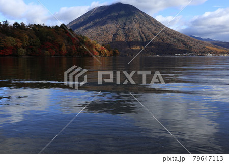日光の中禅寺湖の八丁出島の紅葉 日光の中禅寺湖の八丁出島の紅葉 79647113