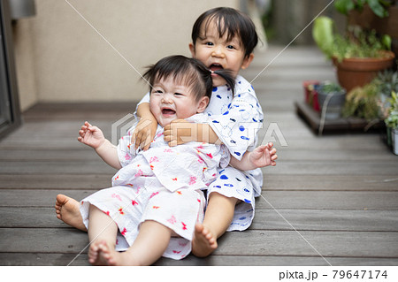 ウッドデッキで遊ぶ幼児 79647174