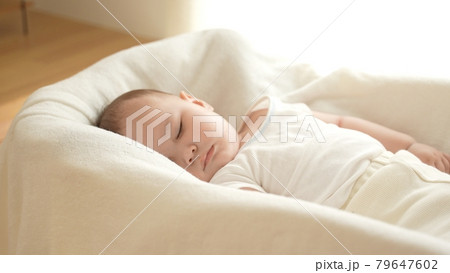 眠っているハーフの赤ちゃん 眠っているハーフの赤ちゃん 79647602